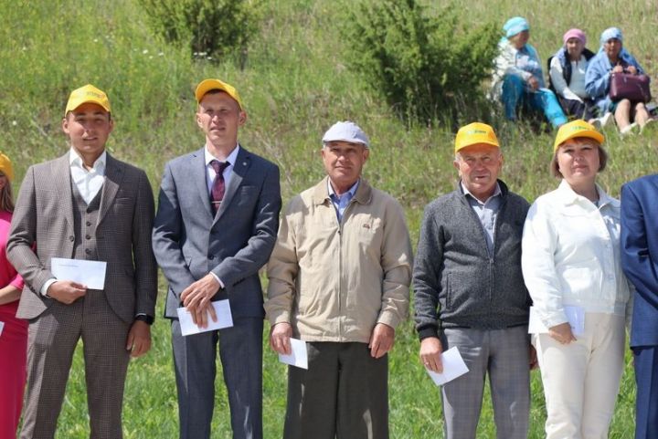 “Игенче” Сабантуе: бүләкләр   су  урынына  акты. Баш батыр –Радик Сәлахов