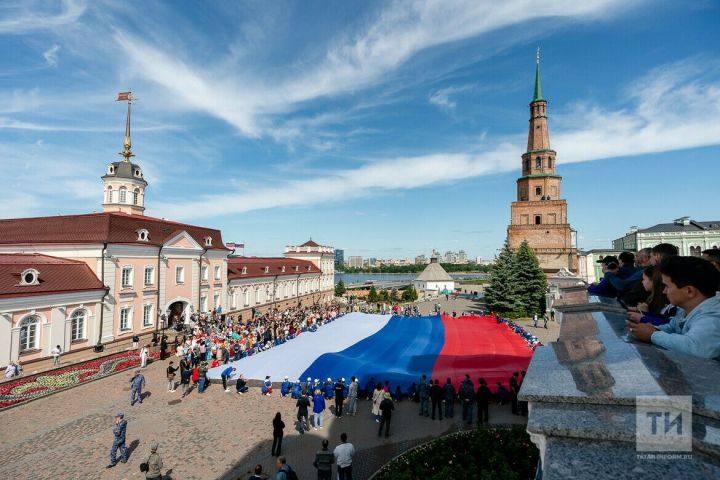 Казанда яшәүчеләр Беренче Май мәйданында Татарстандагы иң зур Россия байрагын ачты