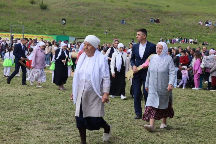 “Игенче” Сабантуе: бүләкләр   су  урынына  акты. Баш батыр –Радик Сәлахов