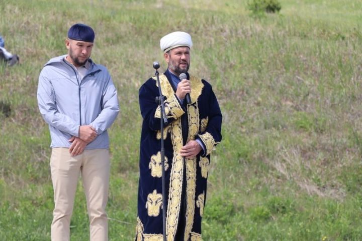 “Игенче” Сабантуе: бүләкләр   су  урынына  акты. Баш батыр –Радик Сәлахов