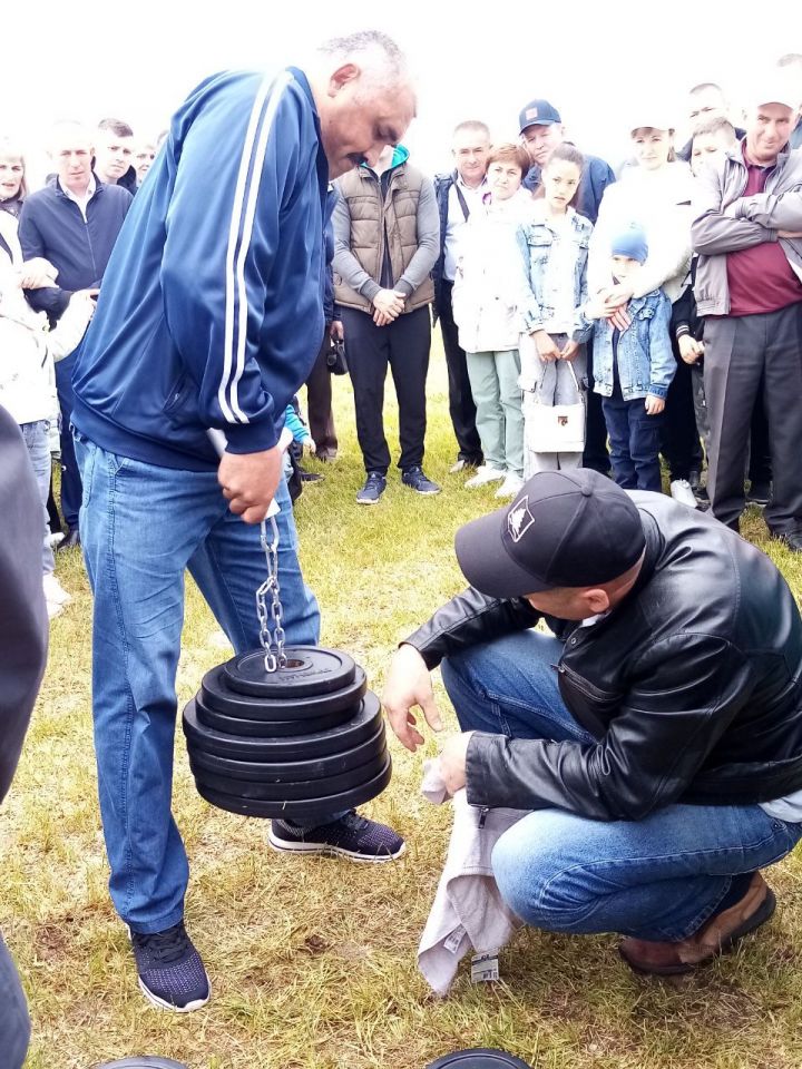 Саба сабантуенда  быел беренче тапкыр авырлык аскан кылыч күтәрү ярышы үткәрелде