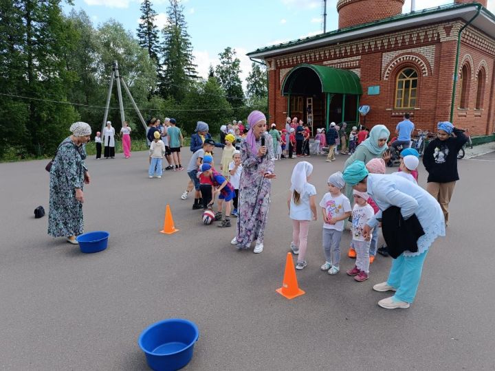 Лесхоз бистәсендә Корбан гаете уңаеннан үткәрелгән бәйрәм чарасында 100гә якын бала катнашты