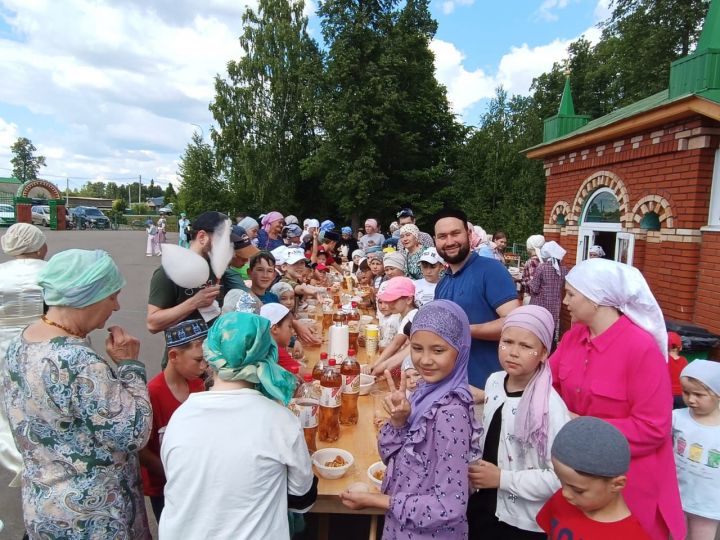 Лесхоз бистәсендә Корбан гаете уңаеннан үткәрелгән бәйрәм чарасында 100гә якын бала катнашты