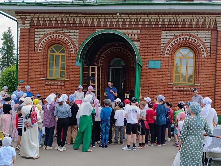 Лесхоз бистәсендә Корбан гаете уңаеннан үткәрелгән бәйрәм чарасында 100гә якын бала катнашты