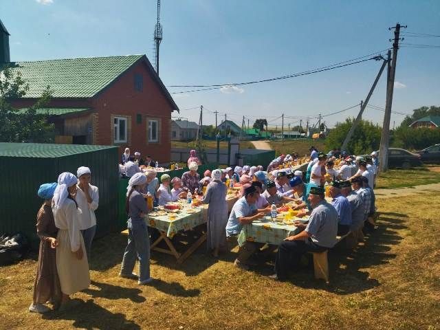 Оет авылында узган Корбан ашына йөзгә якын кеше килде