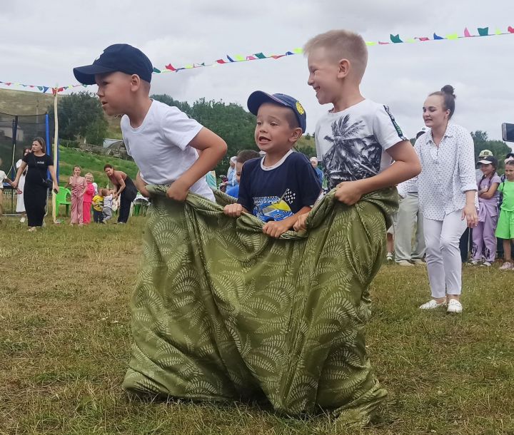 Елыш авылында балалар Сабантуе узды