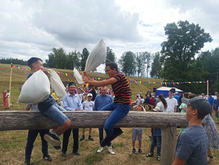 Елыш авылында балалар Сабантуе узды