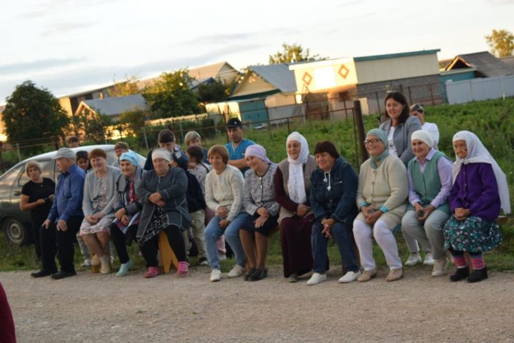 Олыязда җәйнең соңгы аен җыр-бию белән каршы алдылар