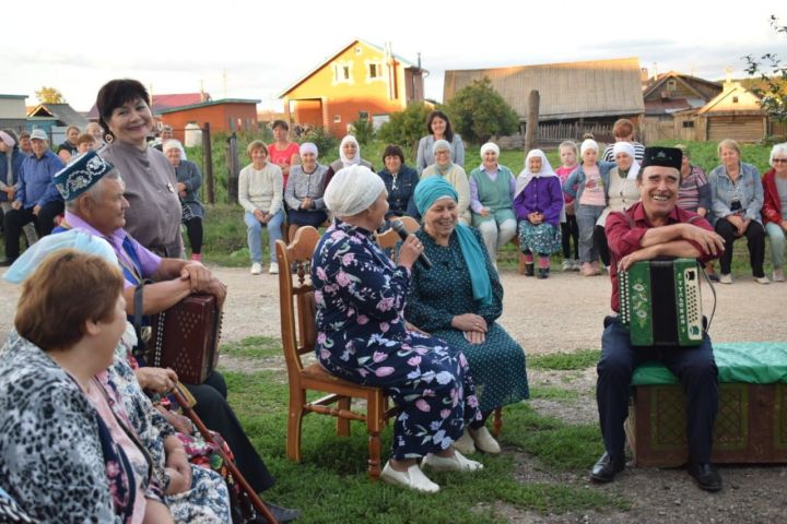 Олыязда җәйнең соңгы аен җыр-бию белән каршы алдылар