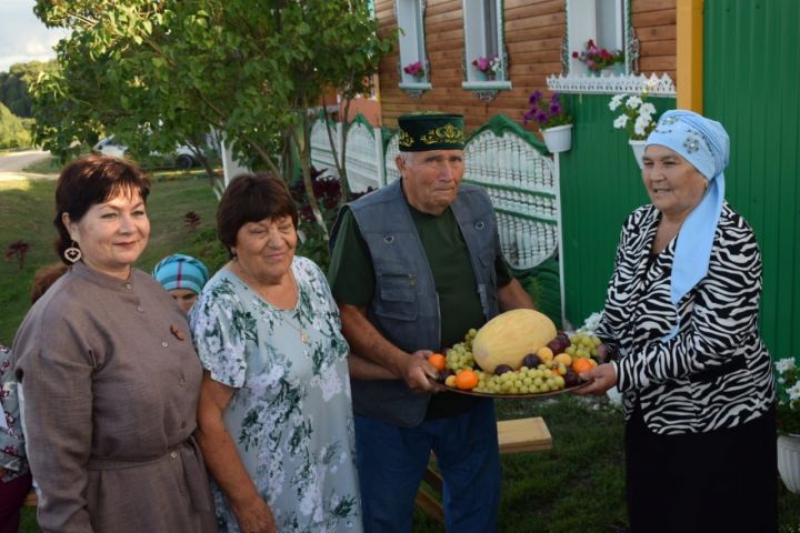 Олыязда җәйнең соңгы аен җыр-бию белән каршы алдылар