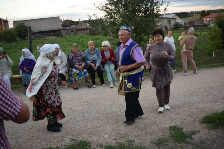 Олыязда җәйнең соңгы аен җыр-бию белән каршы алдылар