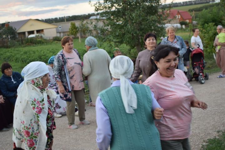 Олыязда җәйнең соңгы аен җыр-бию белән каршы алдылар