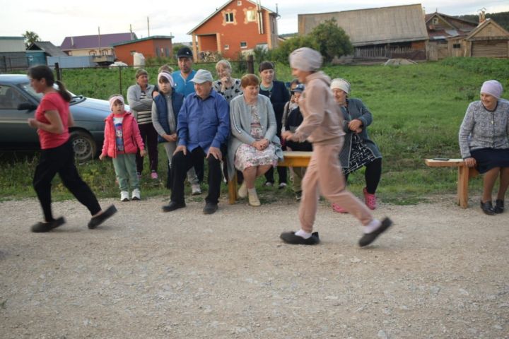 Олыязда җәйнең соңгы аен җыр-бию белән каршы алдылар