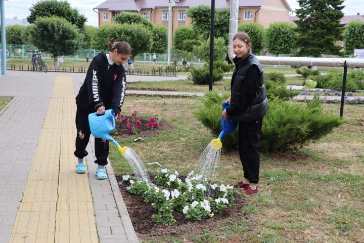 Балалар  акчаның   күктән яумаганын  аңлап, хезмәттә тәрбияләнә