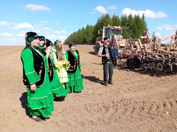 «Сәйлән» агитбригадасы игенчеләргә җырлы-моңлы сәлам җиткерә