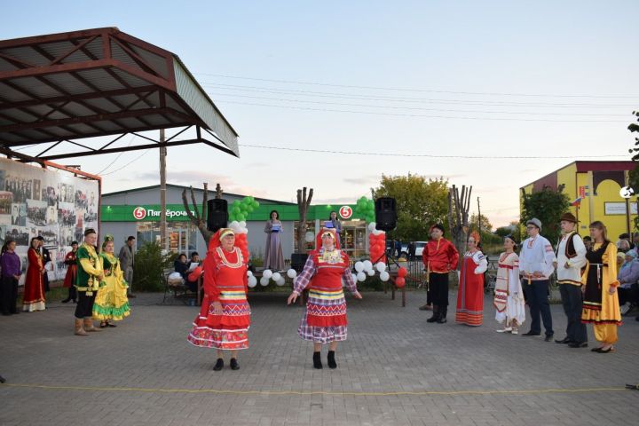 Шәмәрдәндә Республика көне уңаеннан »«Мин яратам сине, Татарстан!» дип исемләнгән зур бәйрәм концерты узды