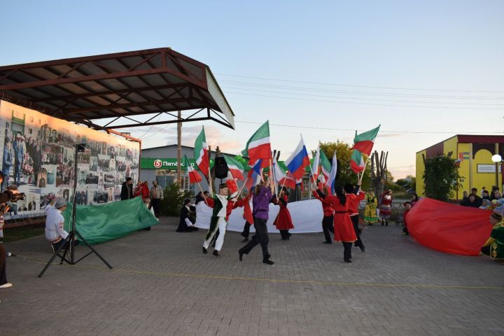 Шәмәрдәндә Республика көне уңаеннан »«Мин яратам сине, Татарстан!» дип исемләнгән зур бәйрәм концерты узды