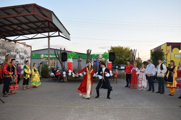 Шәмәрдәндә Республика көне уңаеннан »«Мин яратам сине, Татарстан!» дип исемләнгән зур бәйрәм концерты узды