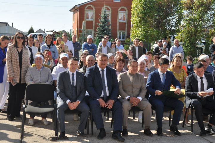 Мәктәпләрдә бәйрәм тантаналары үтте: белеме дә, тәрбиясе дә булсын