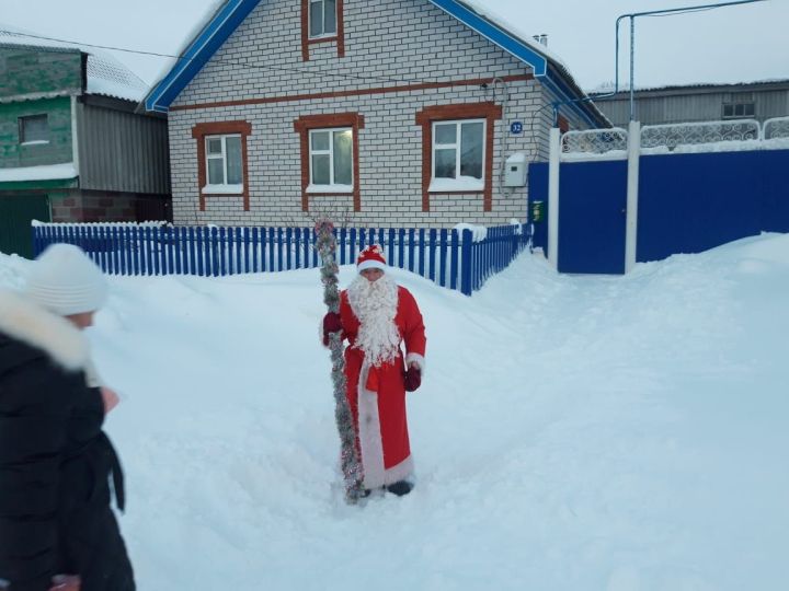 Олы Кибәче авылында хәрби операциядә катнашучыларның гаиләләренә Яңа ел күчтәнәче тараттылар