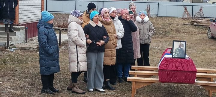 Бүген Сабада махсус хәрби операциядә һәлак булган райондашыбыз Ленар Юнысовны соңгы юлга озаттылар