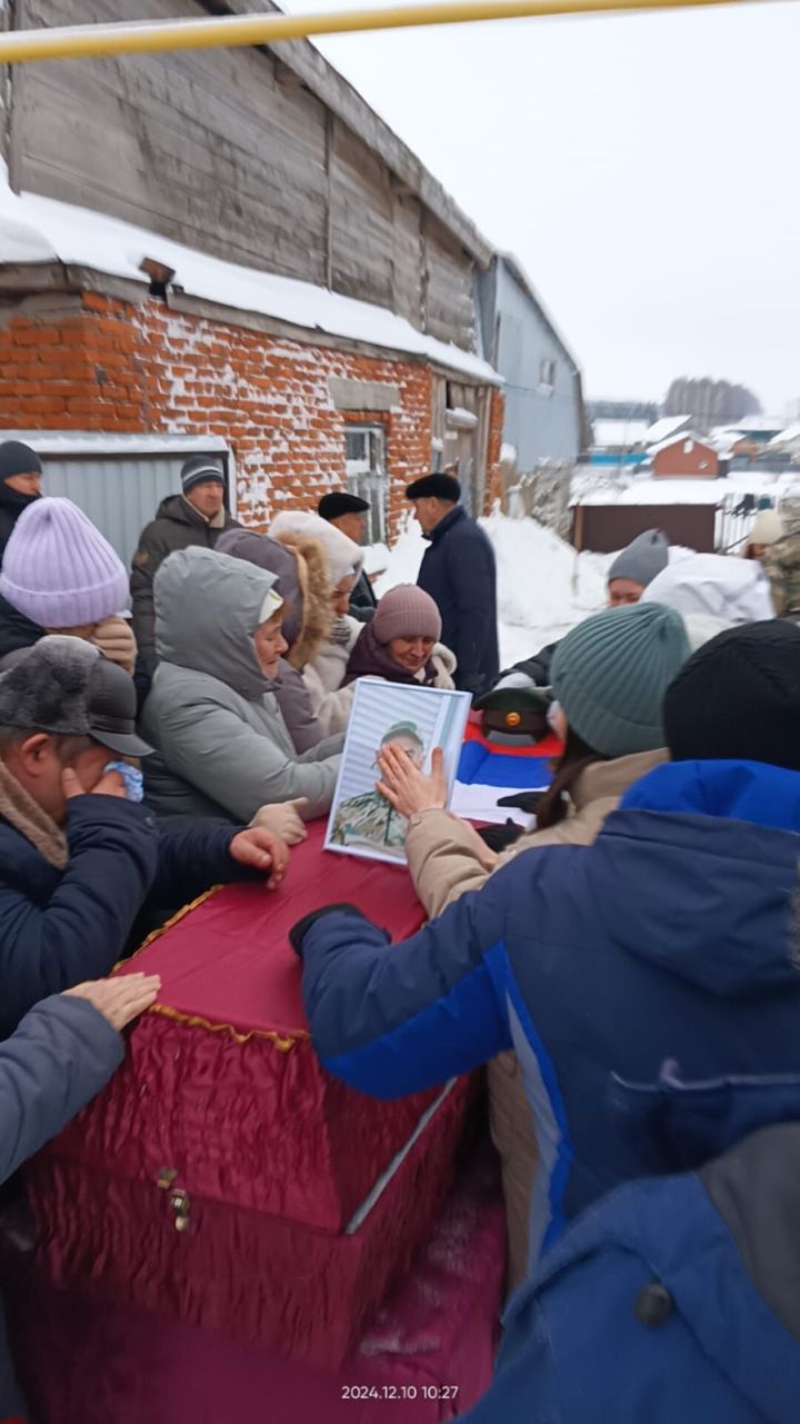 Бүген махсус хәрби операция барышында һәлак булган райондашыбыз Флорит Шәмсетдиновны соңгы юлга озаттылар