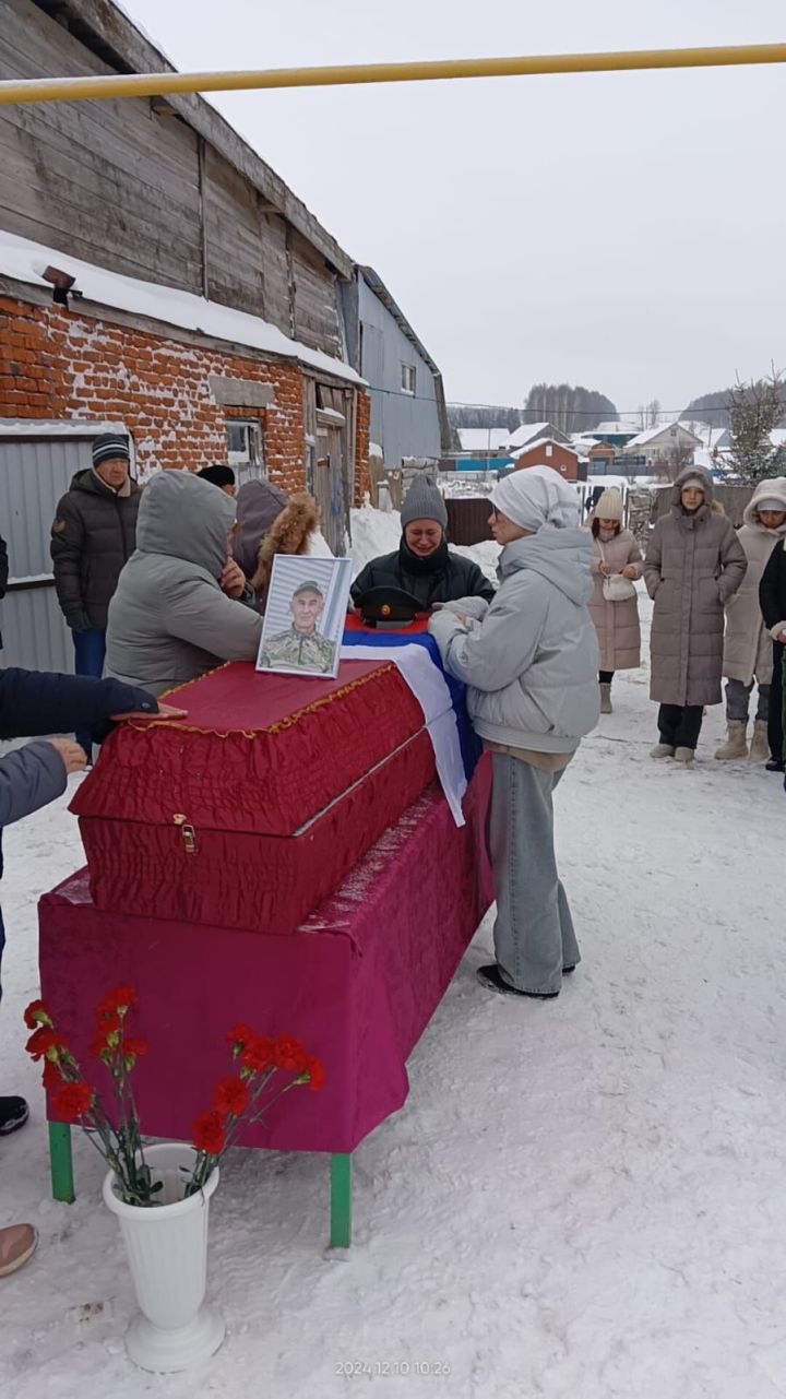 Бүген махсус хәрби операция барышында һәлак булган райондашыбыз Флорит Шәмсетдиновны соңгы юлга озаттылар