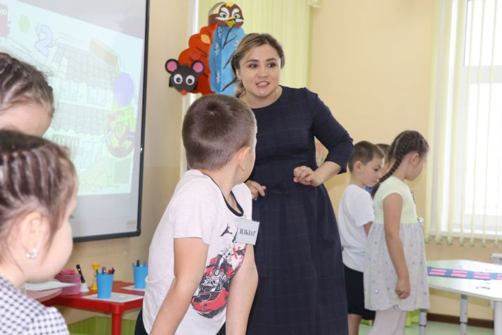 «Тәрбияче эше бик кызыклы, са­быйлар белән үзебез дә гел ба­­лачак илендә яшибез», -диләр тәрбиячеләр