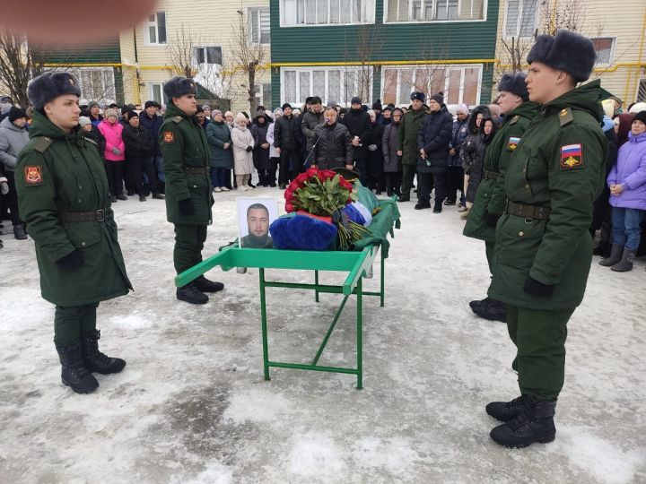 Бүген райондашыбыз, махсус хәрби операциядә һәлак булган Шәмәрдән егете Рөстәм Хисамиевны соңгы юлга озаттылар