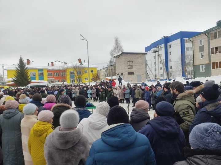 Бүген райондашыбыз, махсус хәрби операциядә һәлак булган Шәмәрдән егете Рөстәм Хисамиевны соңгы юлга озаттылар