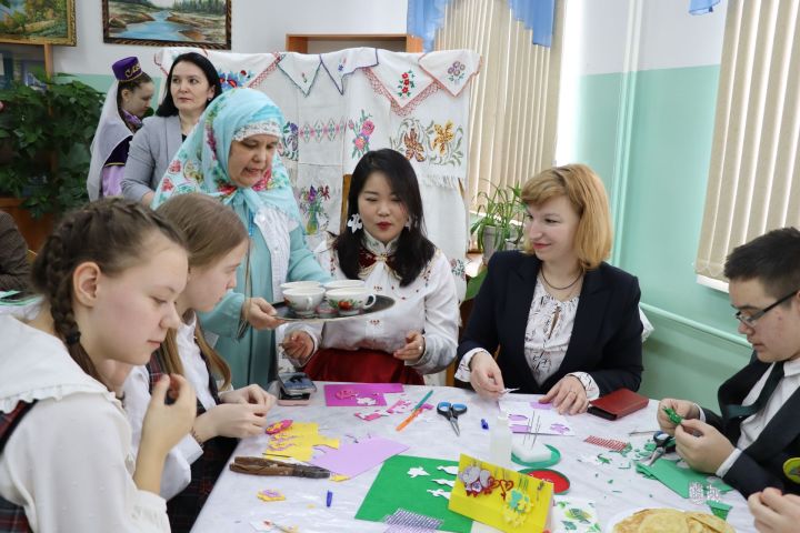 Шәмәрдәннең «Үсеш» лицеенда узган V республикакүләм туган телләр фестиваленә чит ил студентлары килде