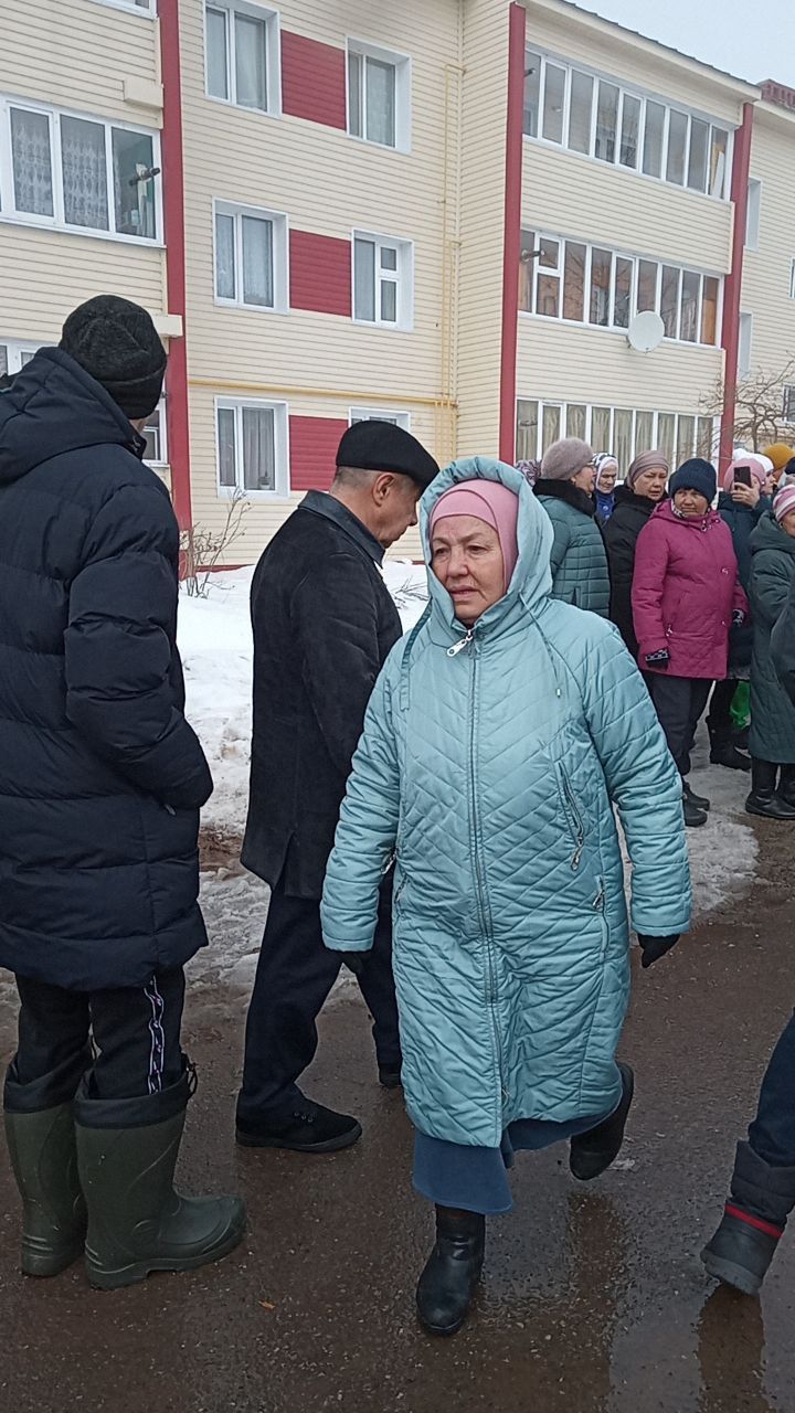 Бүген махсус хәрби операциядә вафат булган райондашыбыз шәмәрдәнле Илнур Баһаповны соңгы юлга озаттылар