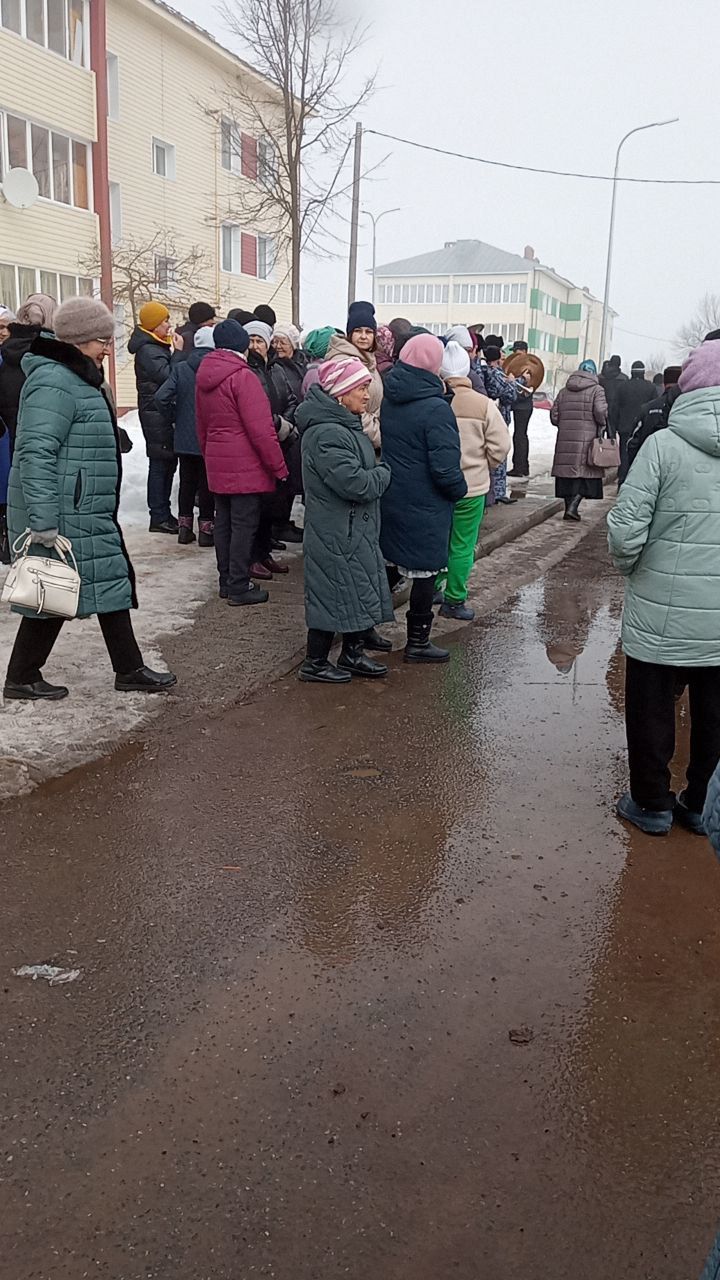 Бүген махсус хәрби операциядә вафат булган райондашыбыз шәмәрдәнле Илнур Баһаповны соңгы юлга озаттылар