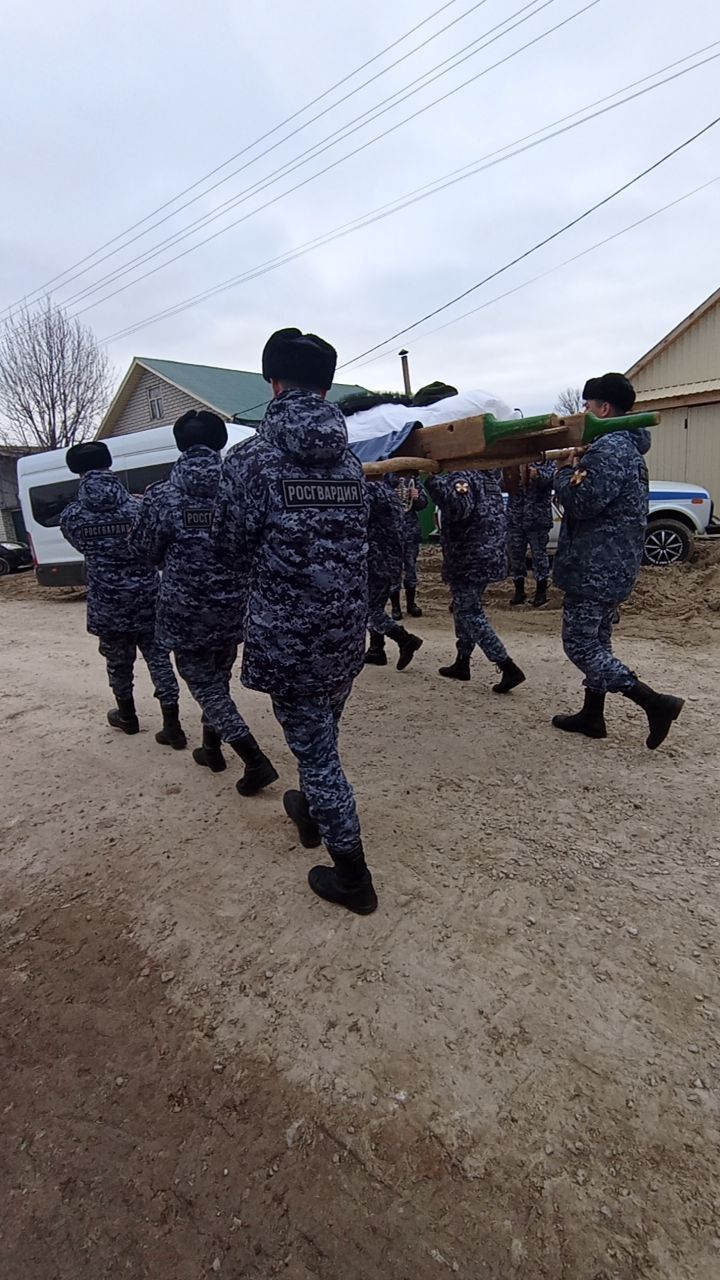 Бүген махсус хәрби операциядә вафат булган райондашыбыз Рифат Ишниязовны соңгы юлга озаттылар