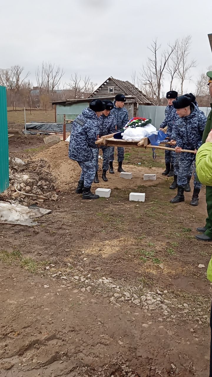 Бүген махсус хәрби операциядә вафат булган райондашыбыз Рифат Ишниязовны соңгы юлга озаттылар