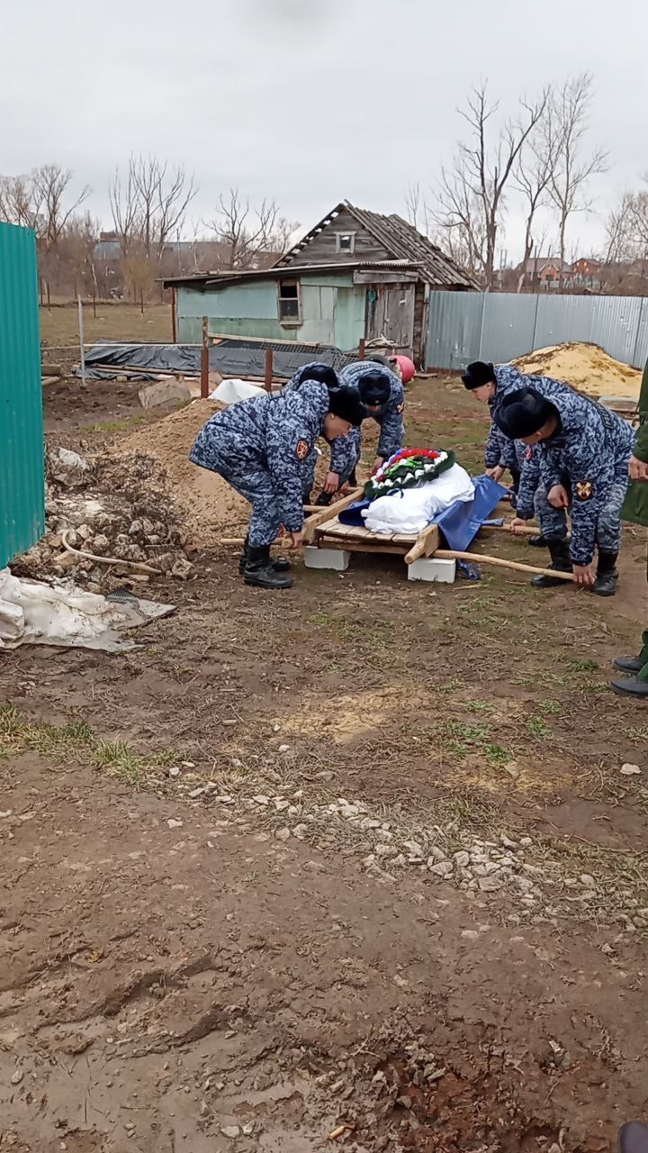 Бүген махсус хәрби операциядә вафат булган райондашыбыз Рифат Ишниязовны соңгы юлга озаттылар