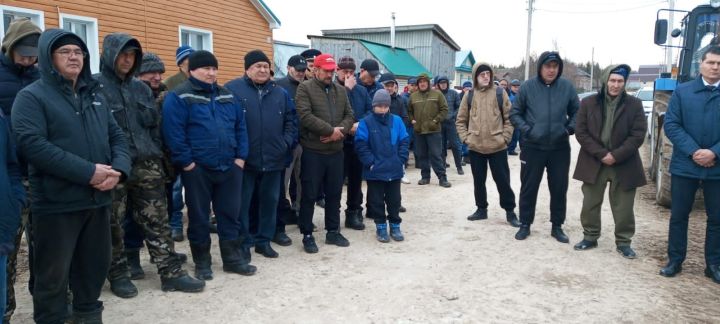 Бүген махсус хәрби операциядә вафат булган райондашыбыз Рифат Ишниязовны соңгы юлга озаттылар