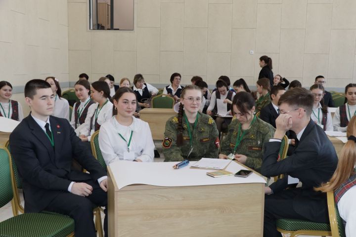 “Будет чисто” хәрәкәте активистлары Саба урта мәктәбендә “Һәр җирдә чиста булсын” экологик форумын үткәрделәр