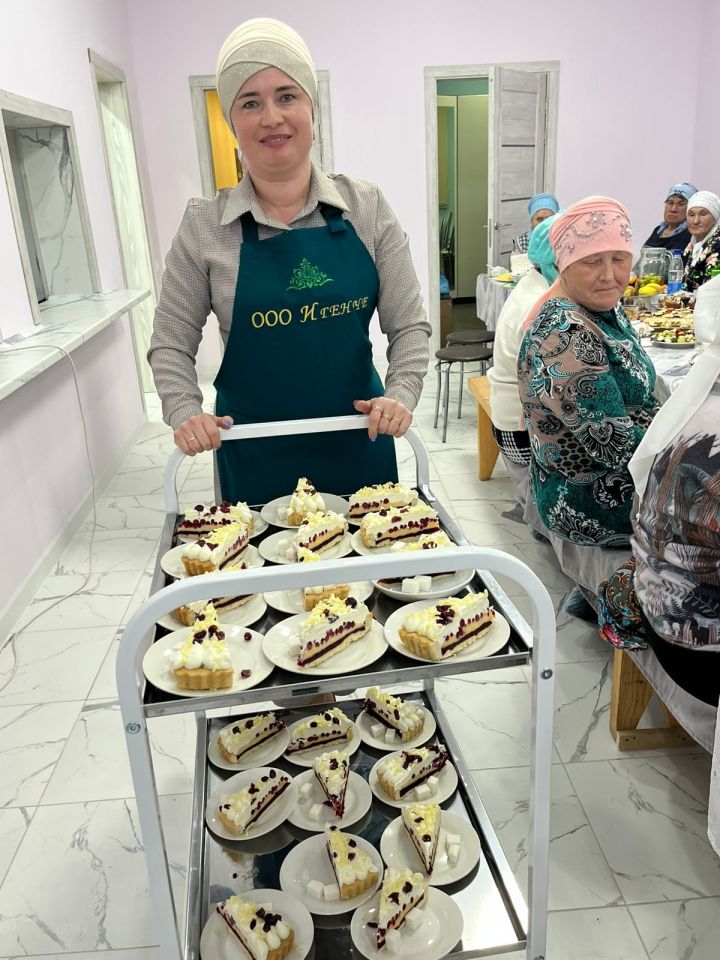 «Игенче» җәмгыяте җитәкчелеге йөздән артык  ветеранны авыз ачу мәҗлесенә чакырып хөрмәтләде