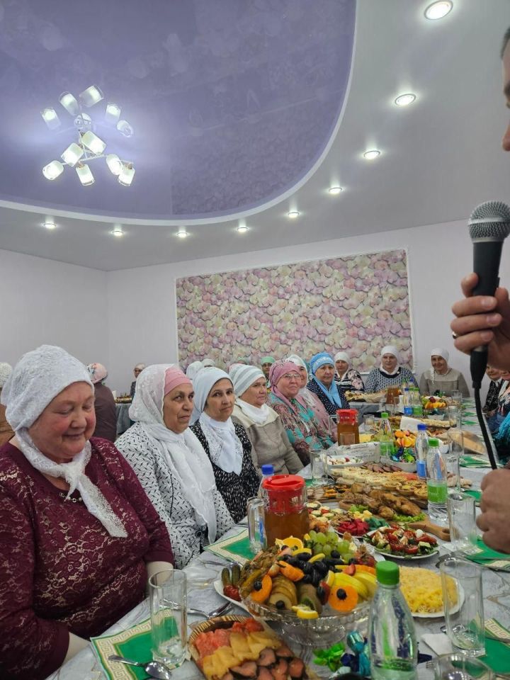 «Игенче» җәмгыяте җитәкчелеге йөздән артык  ветеранны авыз ачу мәҗлесенә чакырып хөрмәтләде