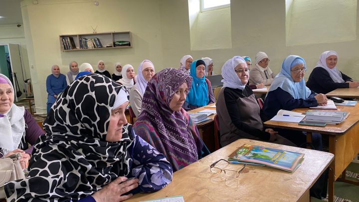 Балаларга  дини тәрбия бирүче  мөгаллимәләр күрше районда семинарда катнашты