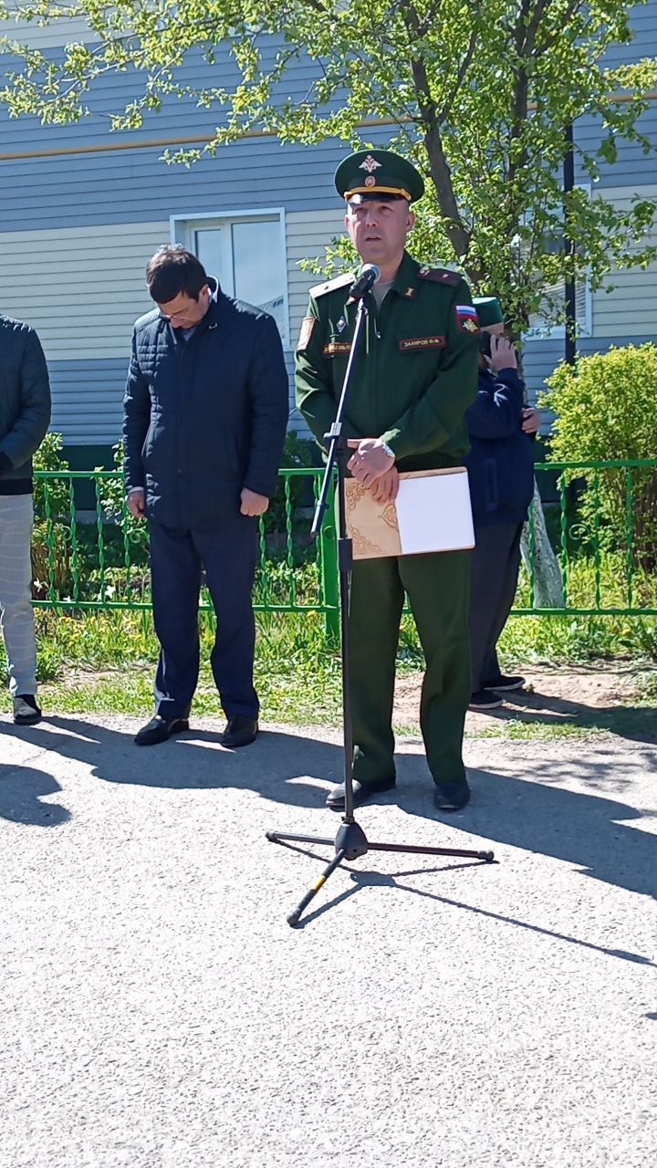 Бүген райондашыбыз-  махсус хәрби операция зонасында вафат булган Илнур Галимов белән хушлаштылар