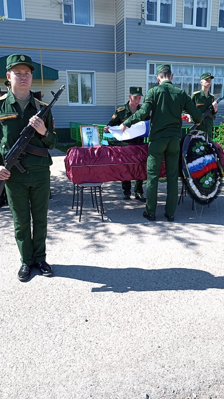 Бүген райондашыбыз-  махсус хәрби операция зонасында вафат булган Илнур Галимов белән хушлаштылар