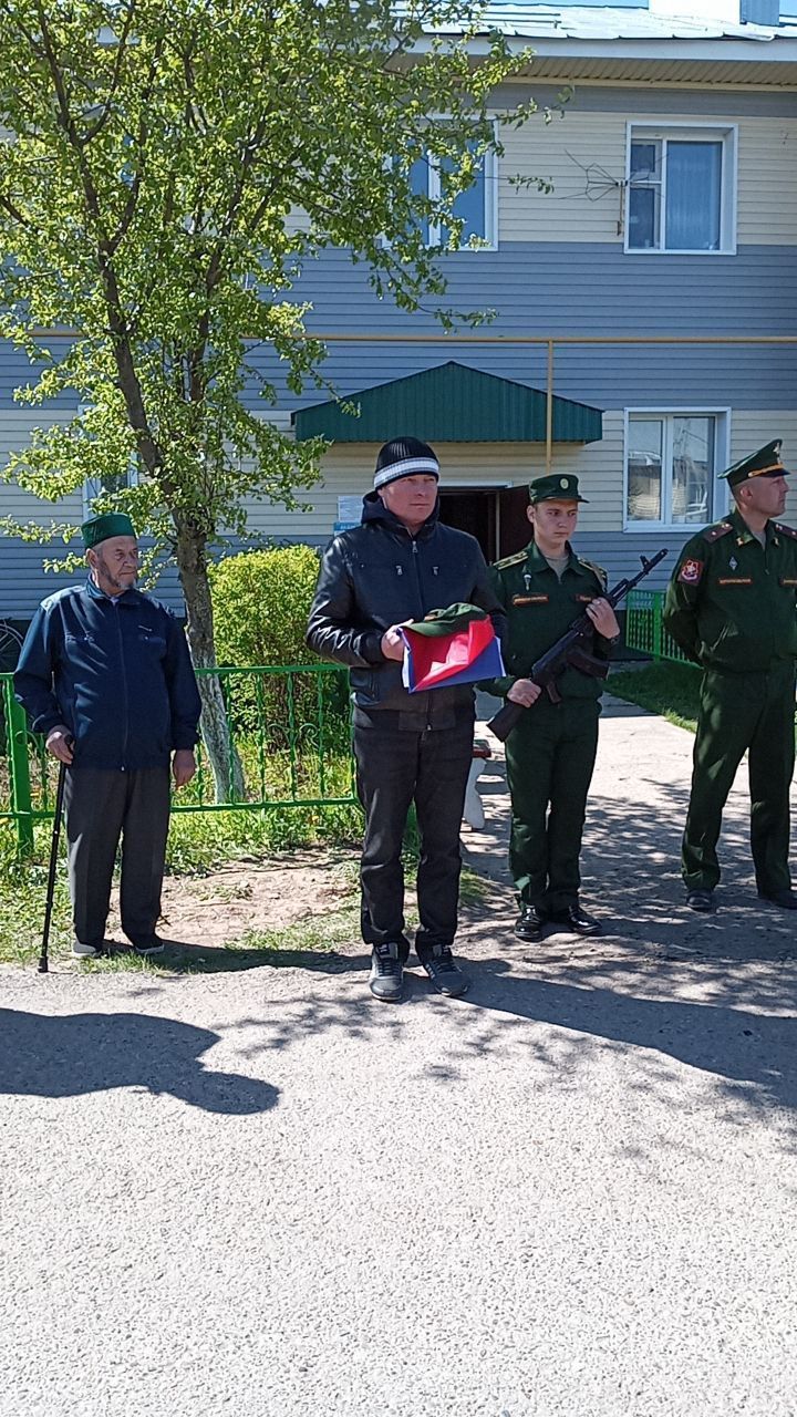 Бүген райондашыбыз-  махсус хәрби операция зонасында вафат булган Илнур Галимов белән хушлаштылар