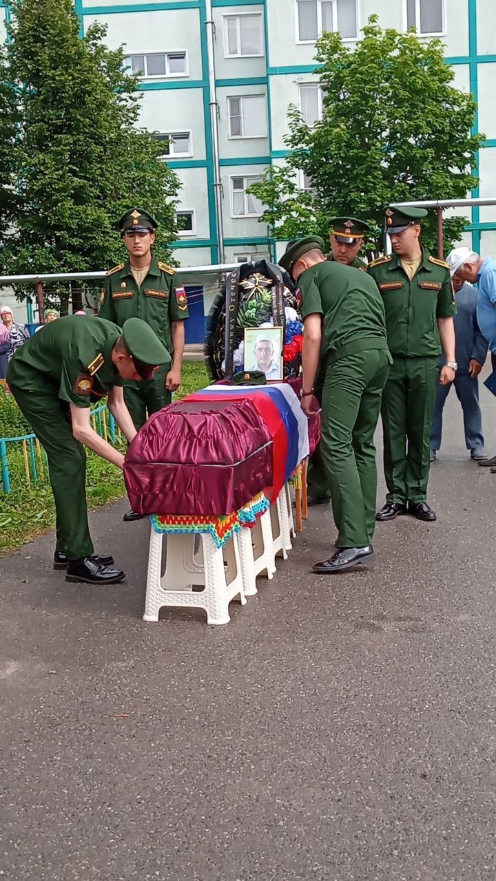 Бүген махсус хәрби операциядә вафат булган  райондашыбыз Байлар Сабасыннан Радик Мөнир улы Мусинны соңгы юлга озаттылар