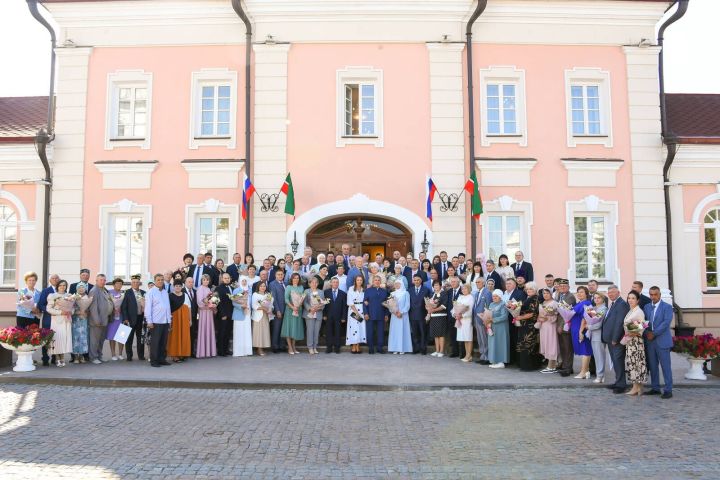 Рөстәм Миңнеханов күп балалы аналарга дәүләт бүләкләре тапшырды