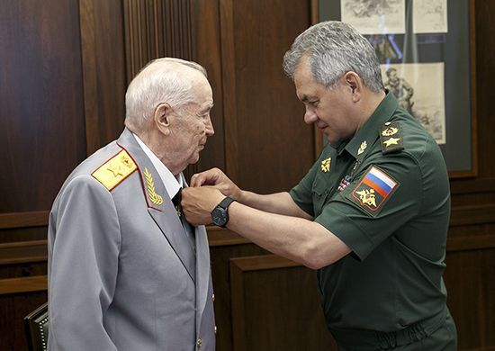 Сергей Шойгу Мәхмүт Гәрәевкә Александр Невский орденын тапшырды